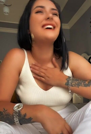 Erotic Büşra Kartal Shows Cleavage in White Top