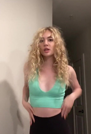 1. Erotic Kennedy Shows Cleavage in Light Green Crop Top