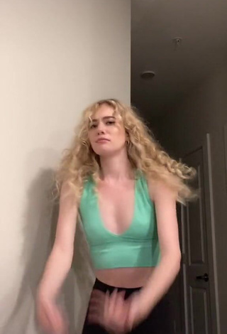 Erotic Kennedy Shows Cleavage in Light Green Crop Top