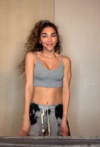 2. Cute Chantel Jeffries Shows Cleavage in Grey Crop Top