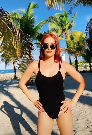 1. Captivating Estephani Shows Butt at the Beach while Twerking