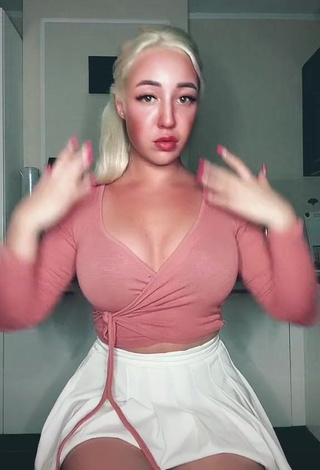 Erotic Donna Shows Cleavage in Peach Crop Top