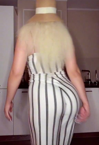 1. Sexy Donna Shows Big Butt