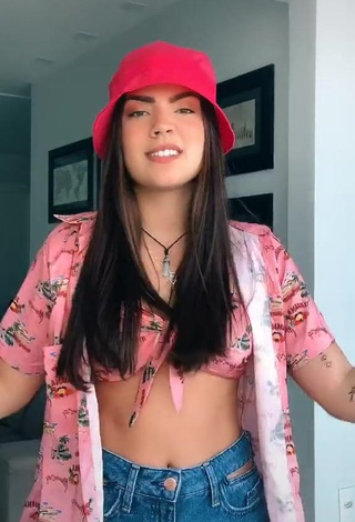 Hot Duda Kropf Shows Cleavage in Crop Top