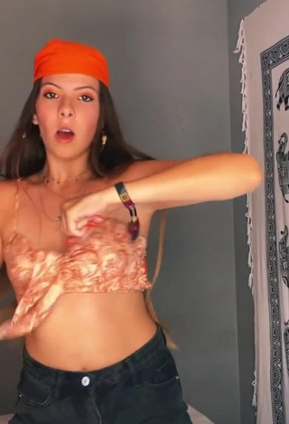 3. Cute Esther Martinez Shows Cleavage in Crop Top