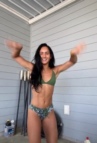 Alluring Gabi Butler Shows Cleavage in Erotic Bikini