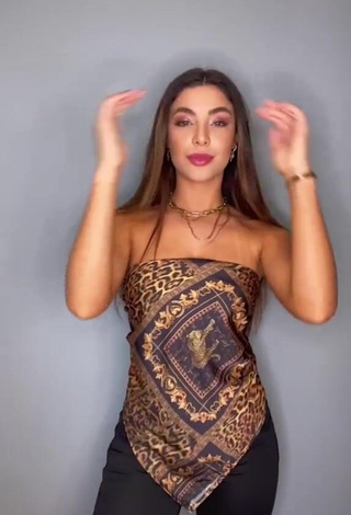 3. Sweet Gabriela Versiani Shows Cleavage (Side Boob)