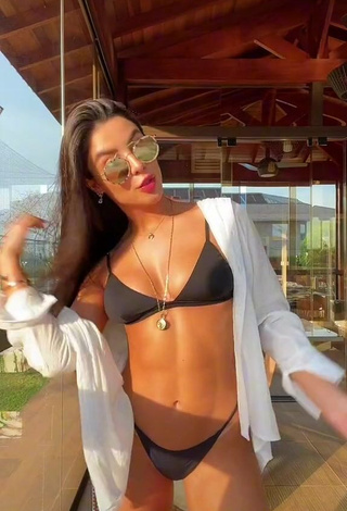 2. Erotic Gabriela Versiani Shows Cleavage in Black Bikini