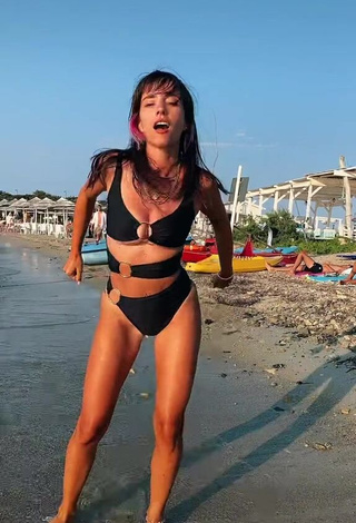 Erotic Giulia Penna Shows Cleavage in Black Swimsuit at the Beach (Underboob, Side Boob)