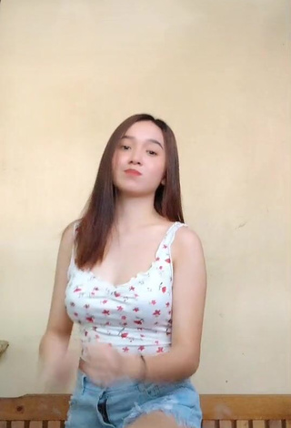 3. Hot Hannah Dela Vega Shows Cleavage in Crop Top