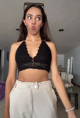 Erotic Lisy Cardenas Shows Cleavage in Black Crop Top