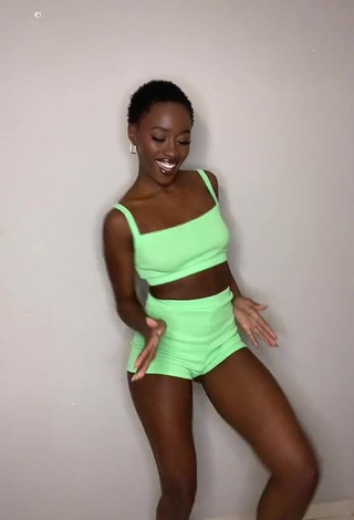 3. Erotic Mirella Qualha Shows Cleavage in Light Green Crop Top