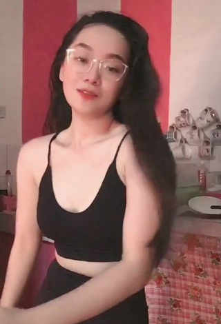 2. Captivating Yennie Perilla Shows Cleavage in Black Crop Top