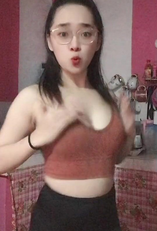 3. Erotic Yennie Perilla Shows Cleavage in Brown Crop Top