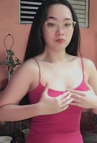 3. Hot Yennie Perilla Shows Cleavage in Red Top