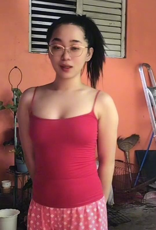 1. Irresistible Yennie Perilla Shows Cleavage in Red Top