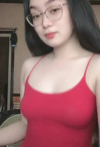 1. Erotic Yennie Perilla Shows Cleavage in Red Top