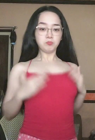 3. Erotic Yennie Perilla Shows Cleavage in Red Top