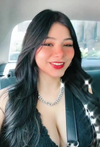 Aylin Criss Shows her Appealing Cleavage in a Car