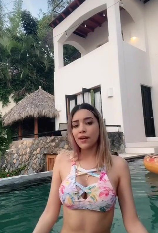 Amazing Brianda Deyanara Moreno Guerrero Shows Cleavage in Hot Floral Bikini at the Pool