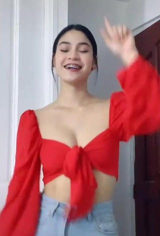 Irresistible Criselda Alvarez Shows Cleavage in Red Crop Top