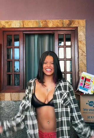 3. Irresistible Maria Clara Garcia Shows Cleavage in Black Bra and Bouncing Boobs