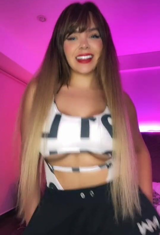 Danyan Cat Looks Fine in Crop Top (Underboob)