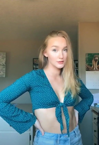 1. Captivating Bailey McManus Shows Cleavage in Turquoise Crop Top