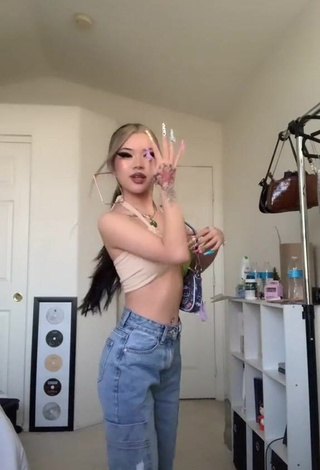 1. Irresistible irenedoll Shows Cleavage in Crop Top (Side Boob)