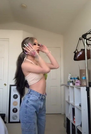 Irresistible irenedoll Shows Cleavage in Crop Top (Side Boob)