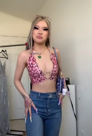 Hot irenedoll Shows Cleavage in Crop Top (Side Boob)