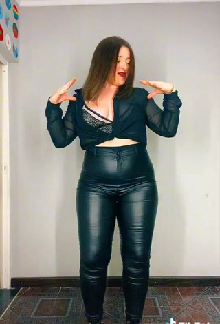 3. Irresistible iri.prochetto Shows Cleavage in Black Crop Top and Bouncing Breasts (Side Boob)