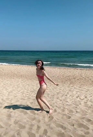 3. Erotic Iryna Kudashova Shows Butt at the Beach