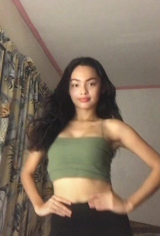 3. Erotic Isabel Luche Shows Cleavage in Olive Crop Top