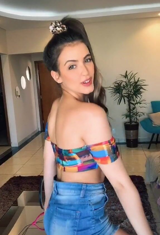 Attractive Isa Pinheiro Shows Cleavage in Crop Top