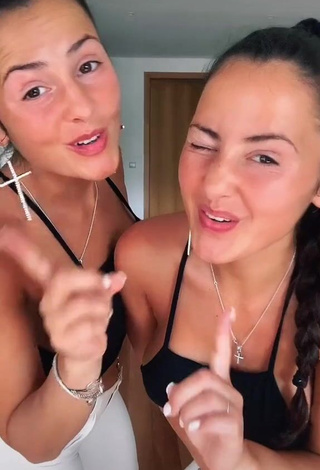 Hottest jakictwins Shows Cleavage in Black Crop Top (Side Boob)