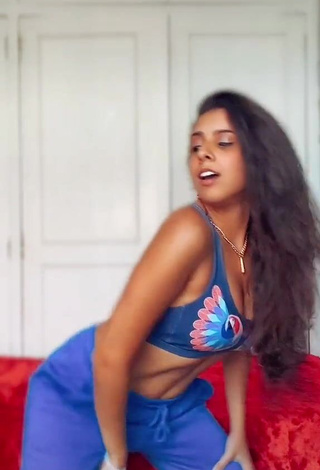 Erotic Ju Muniz Shows Cleavage in Crop Top
