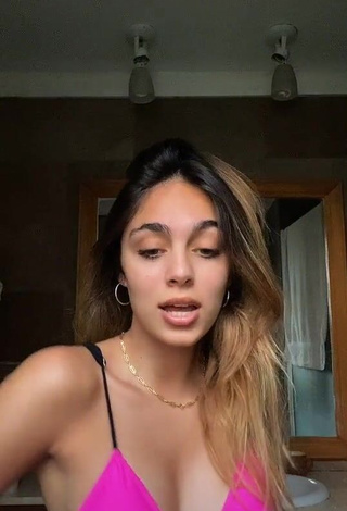Hottie kiki Shows Cleavage in Bikini Top