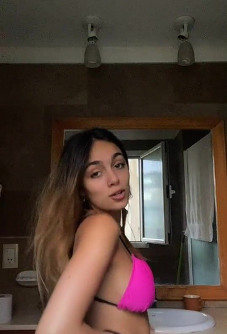 3. Hottie kiki Shows Cleavage in Bikini Top