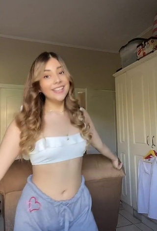 1. Hottie Claudia Rosy Bendezu Shows Cleavage in Crop Top