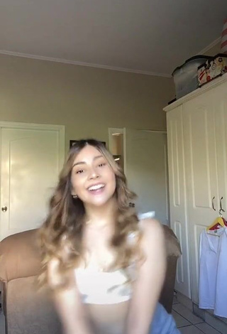 Hottie Claudia Rosy Bendezu Shows Cleavage in Crop Top