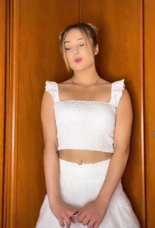 1. Erotic Laura Mullor Shows Cleavage in White Crop Top