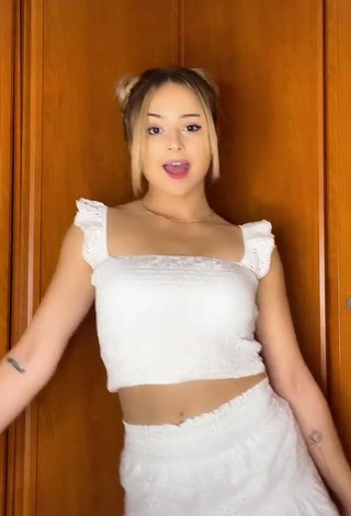 3. Erotic Laura Mullor Shows Cleavage in White Crop Top