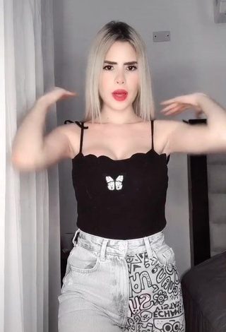 1. Lovely Mafer Payan Shows Cleavage in Top