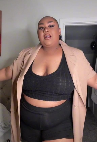 1. Erotic Miah Carter Shows Cleavage in Black Crop Top
