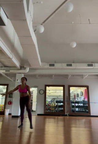 Erotic Arianna Hailey in Leggings while doing Sports Exercises