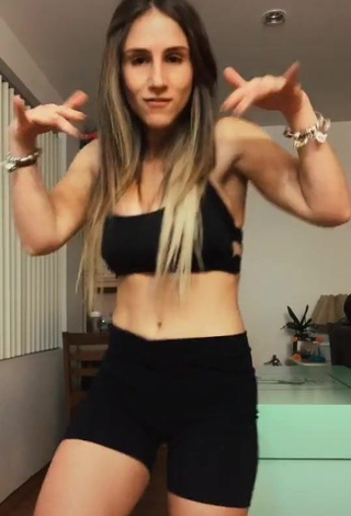 Irresistible Nashiroll Shows Cleavage in Black Sport Bra
