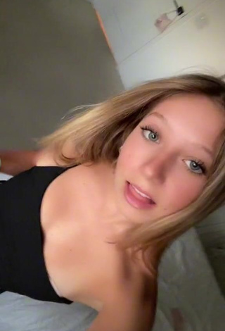 1. Erotic Nicolette Durazzo Shows Cleavage
