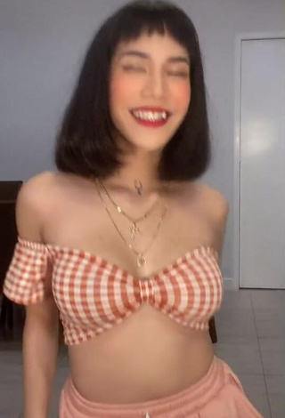 Hottie Charisse Galang Shows Cleavage in Checkered Crop Top