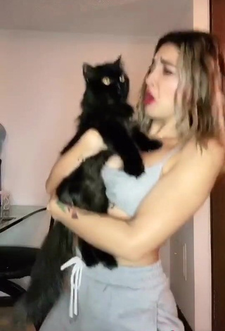 3. Hot Paulina Usuga Shows Cleavage in Grey Crop Top while Twerking